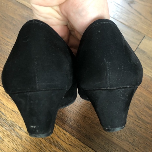 Anne Klein AK Alyssa Cut Out Black Faux Suede Wedge - Picture 5 of 7